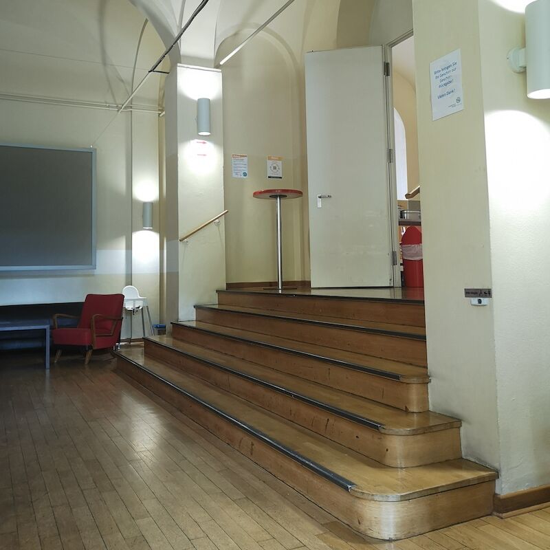Treppe in der Mensa zur Speisetheke