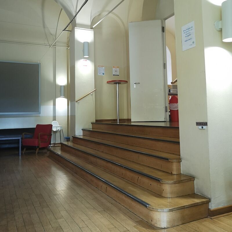 Treppe in der Mensa zur Speisetheke