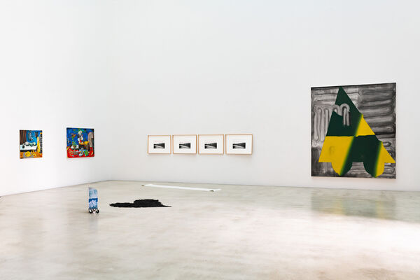 Ausstellungsansicht Oktogon, groß- und kleinformatige Malereien