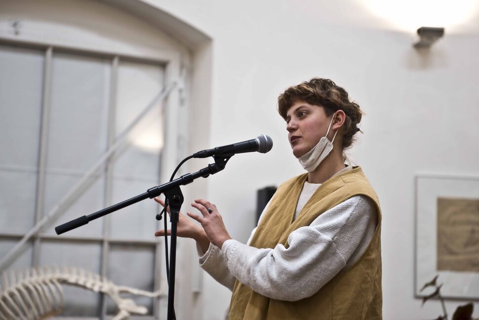 Lecture Adrienne Goehler zu Kunst und Nachhaltigkeit Studentin am Mikrofon