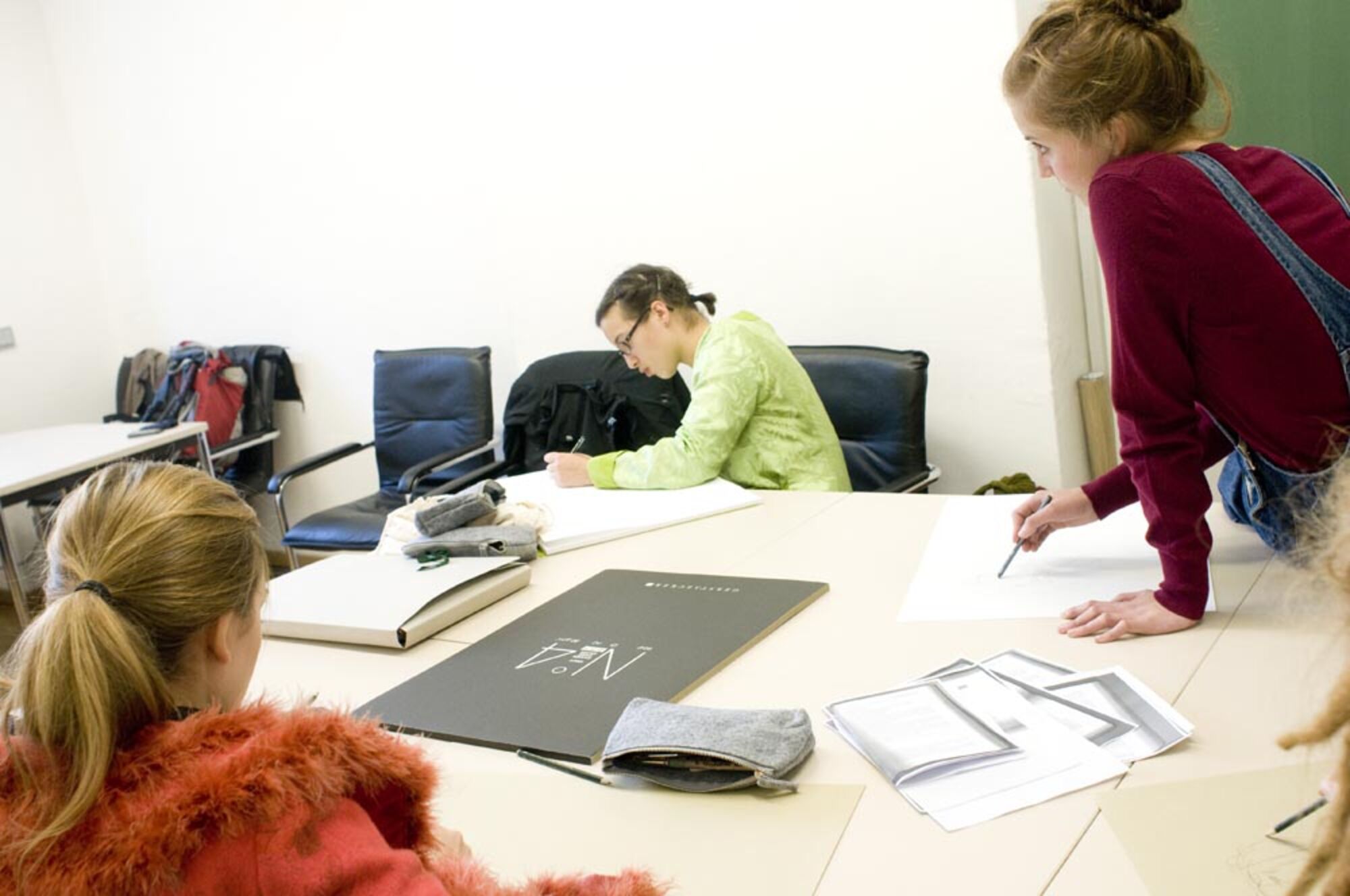 DART_Workshop. Studieninteressierte zeichnen in dem Atelier.