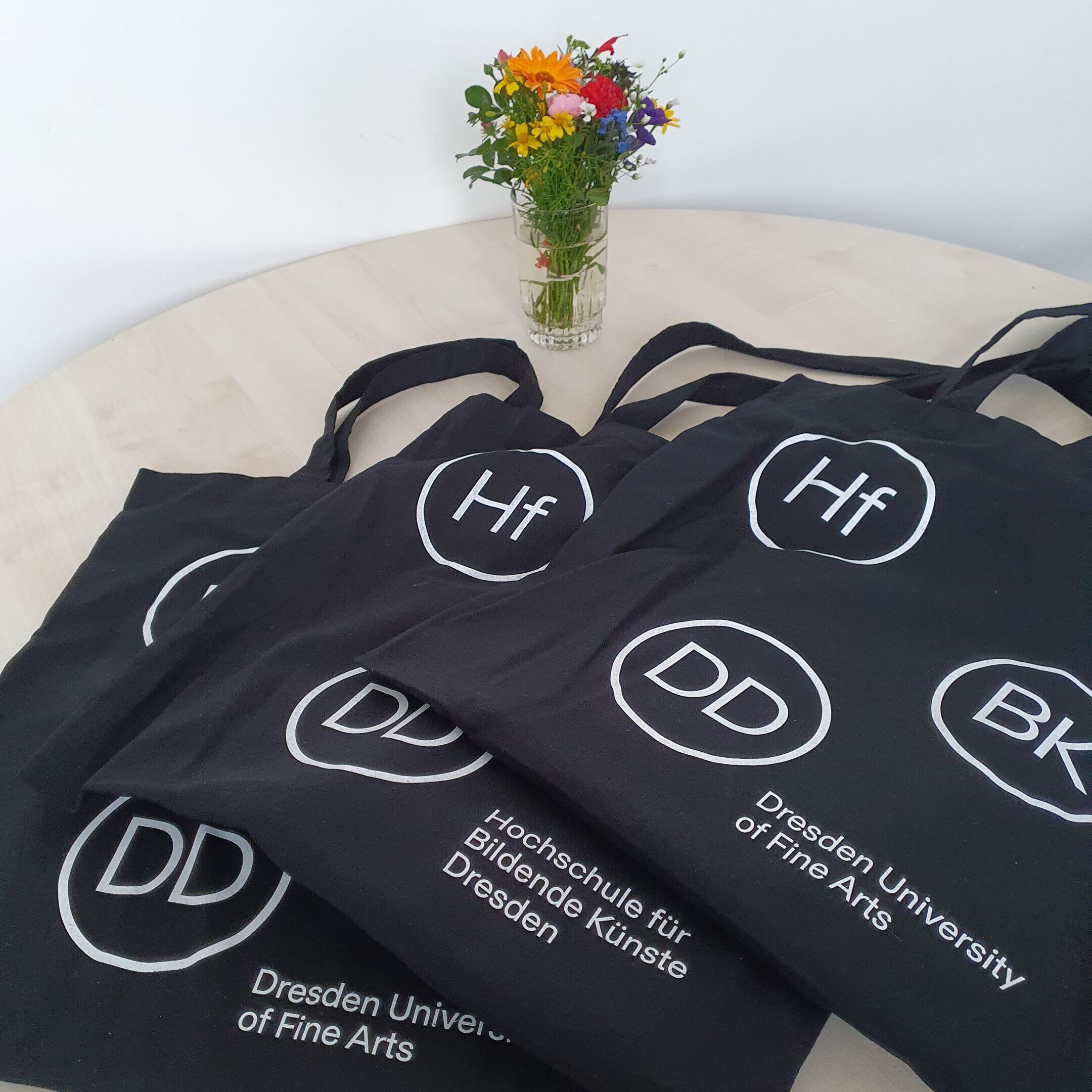 Taschen zur Begrüßung in schwarz mit Blumenstrauß