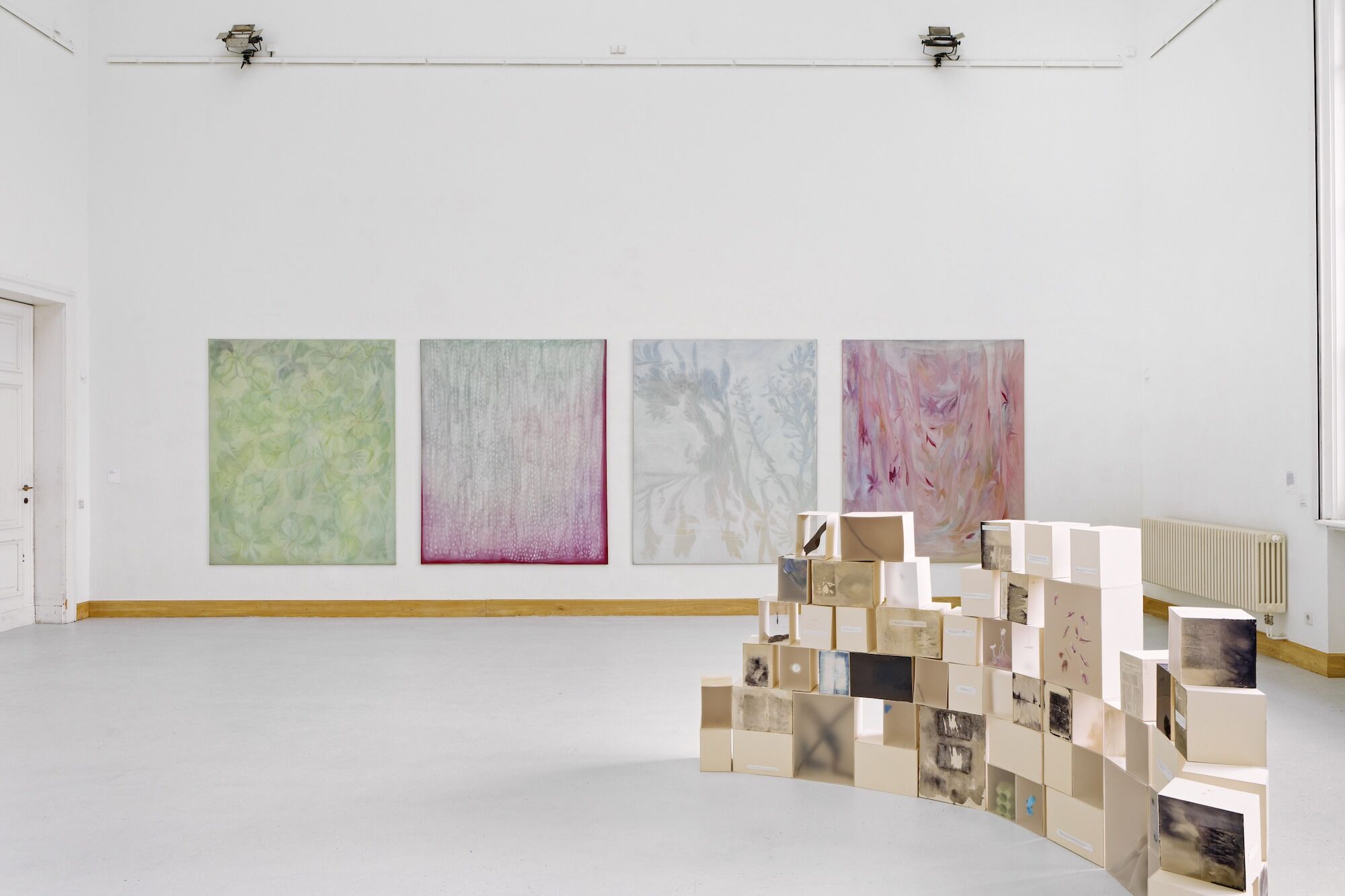 Ausstellungsansicht: pastellige Malereien und ein Objekt