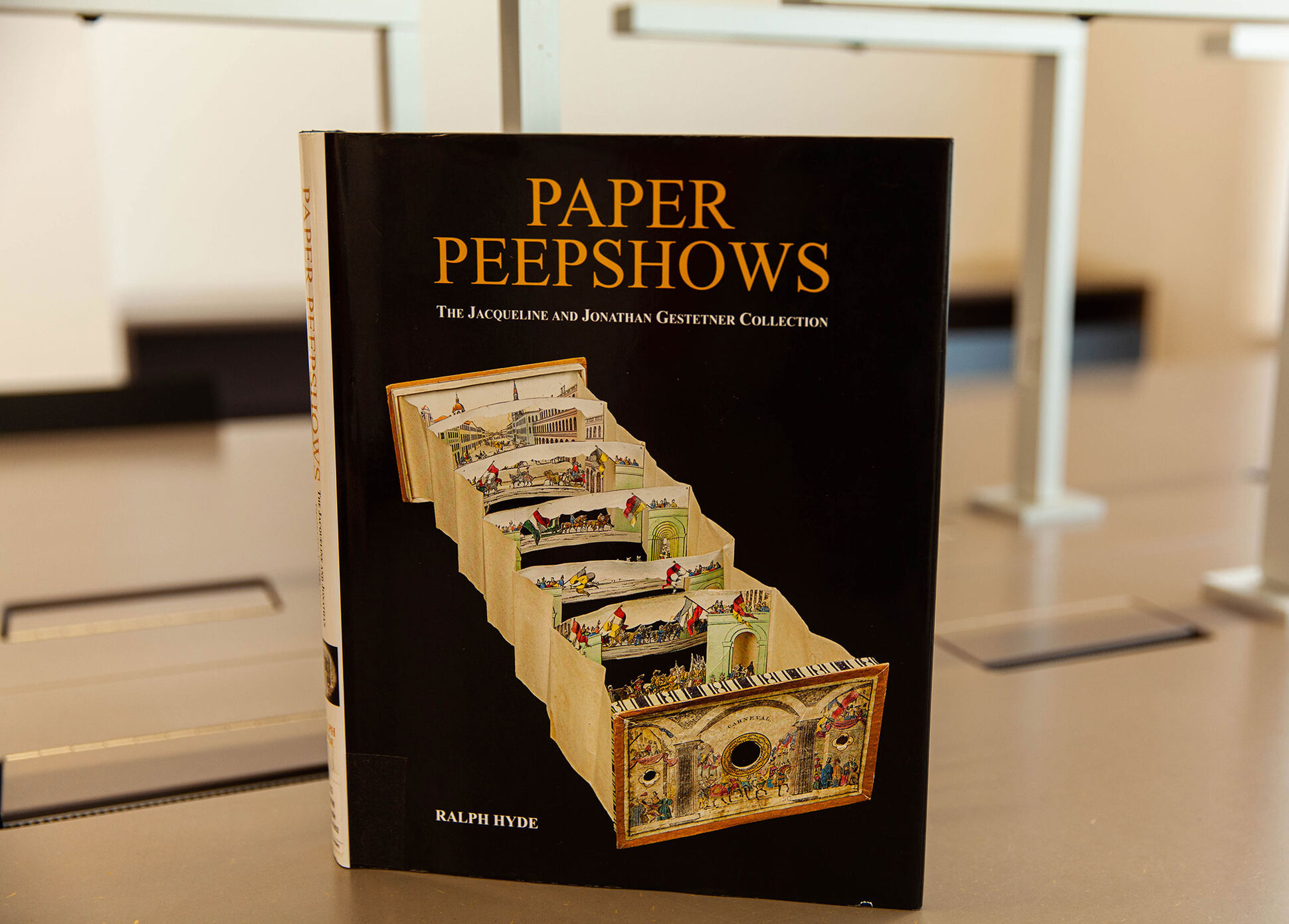 Das Buch "Paper Peepshows" auf dem Tisch eines Lesesaals.