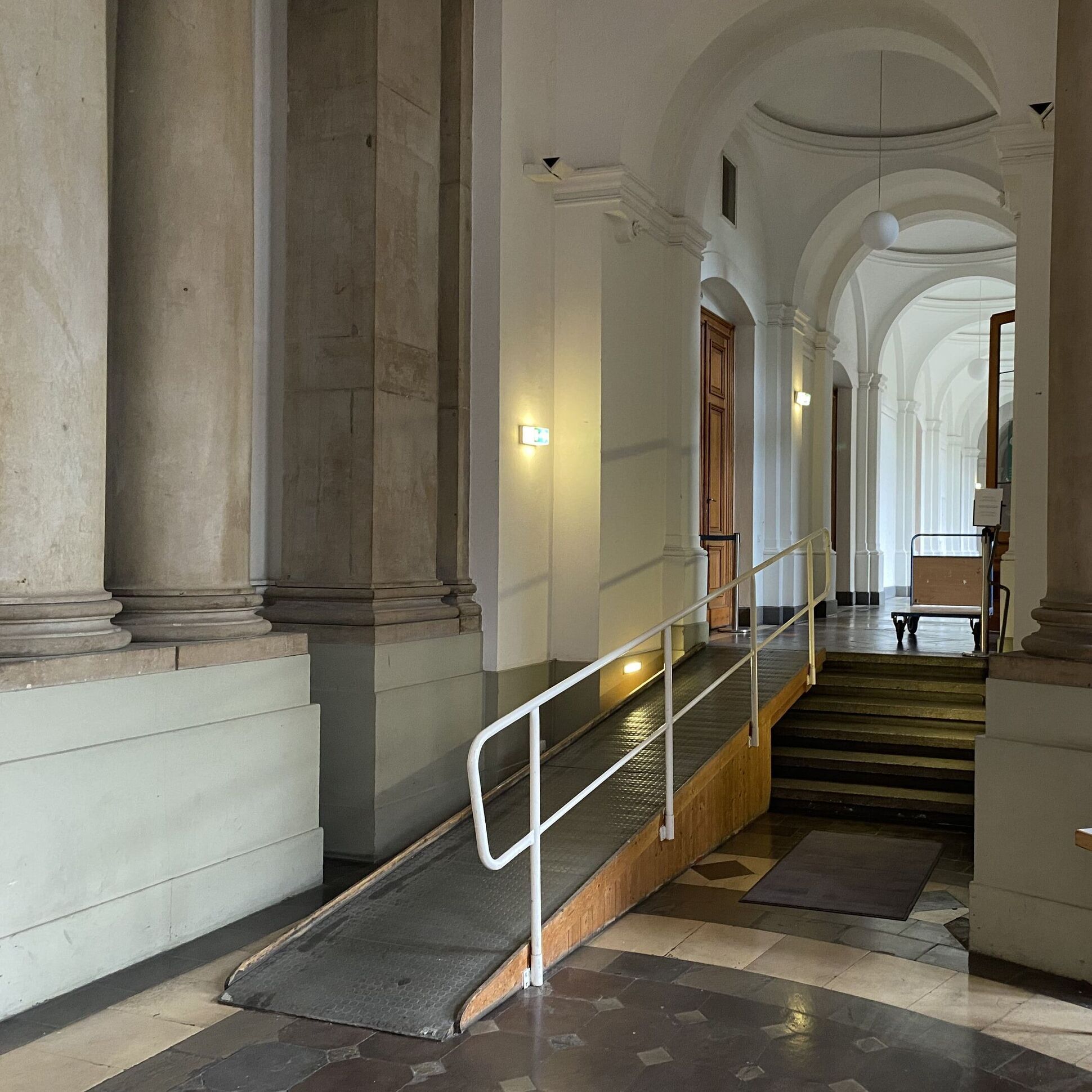 Rampe im Foyer Brühlsche Terrasse, Säulen und langer Gang in Sandsteinfarben