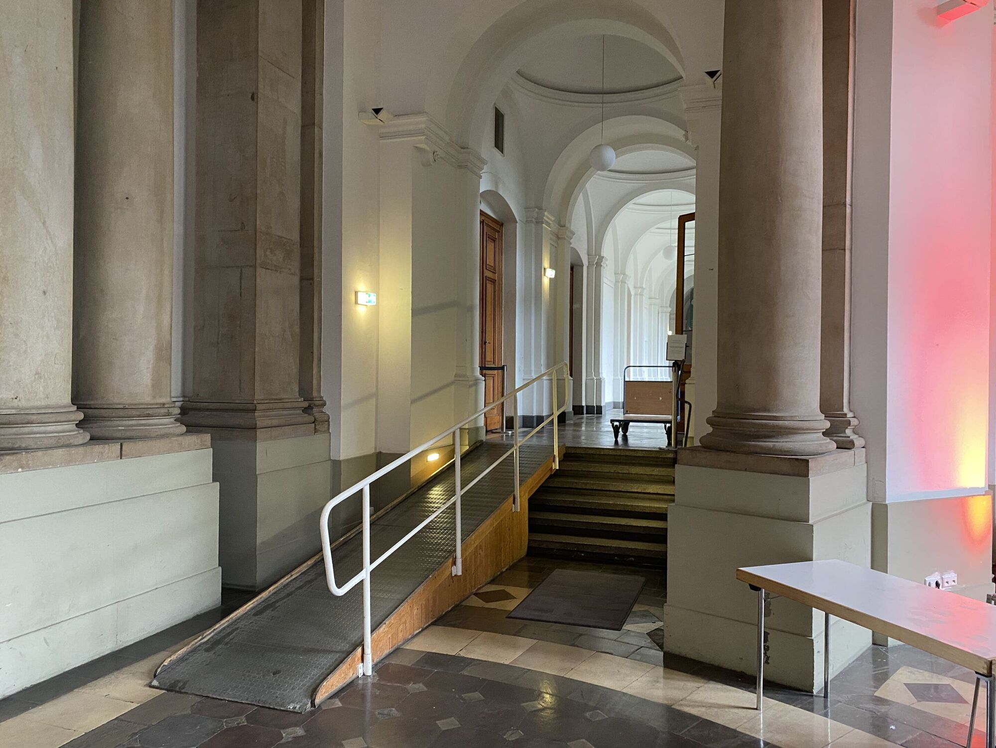 Rampe im Foyer Brühlsche Terrasse, Säulen und langer Gang in Sandsteinfarben