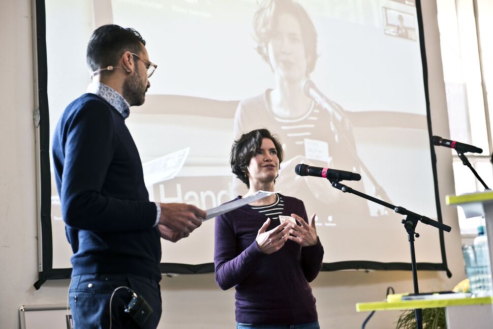 Begrüßung Symposium Handmade Tales Foto mit Thomas Geisler und Elise Beutner vor Leinwand