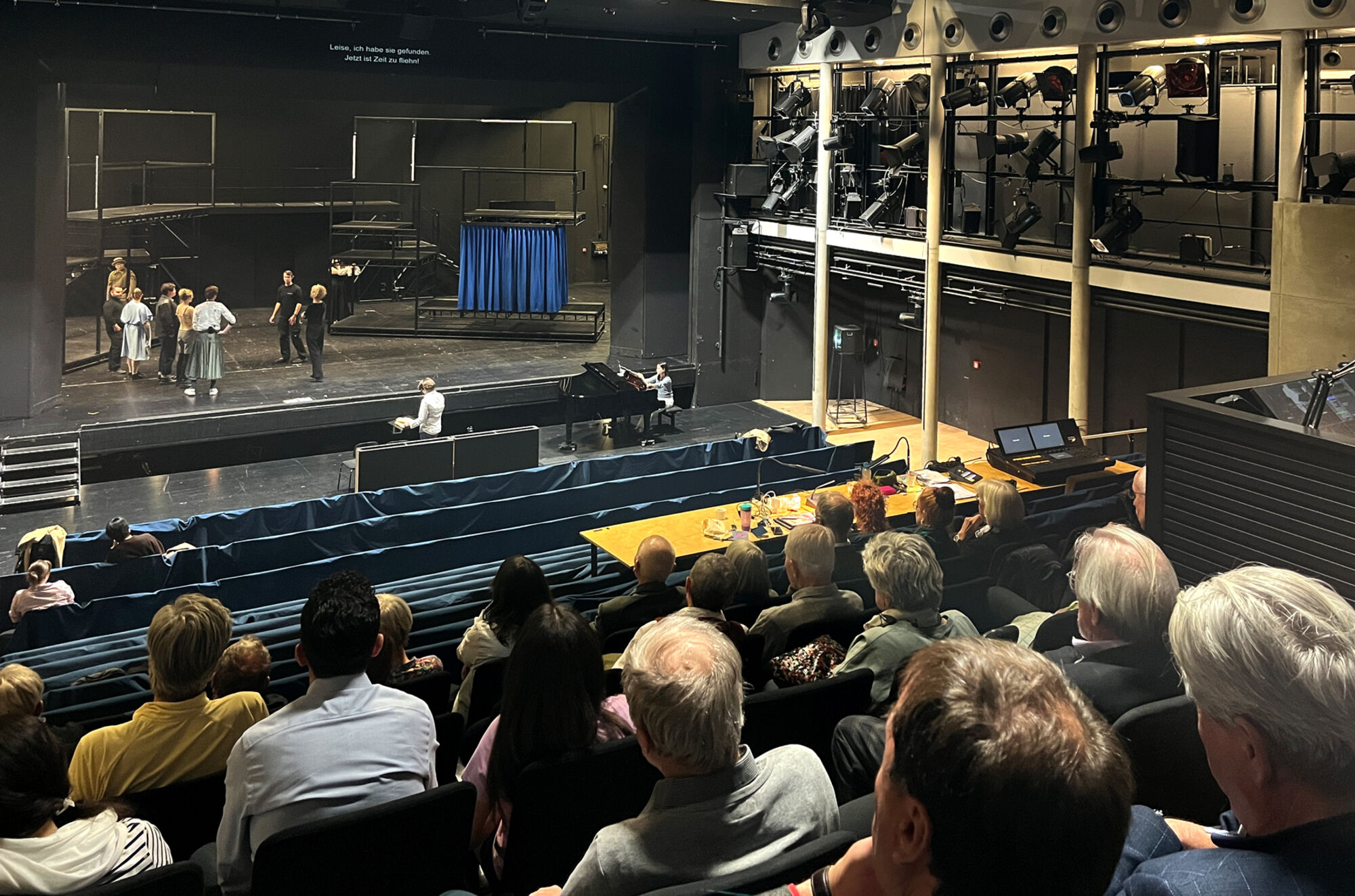 Probebühne eines Theaters mit Schauspieler:innen