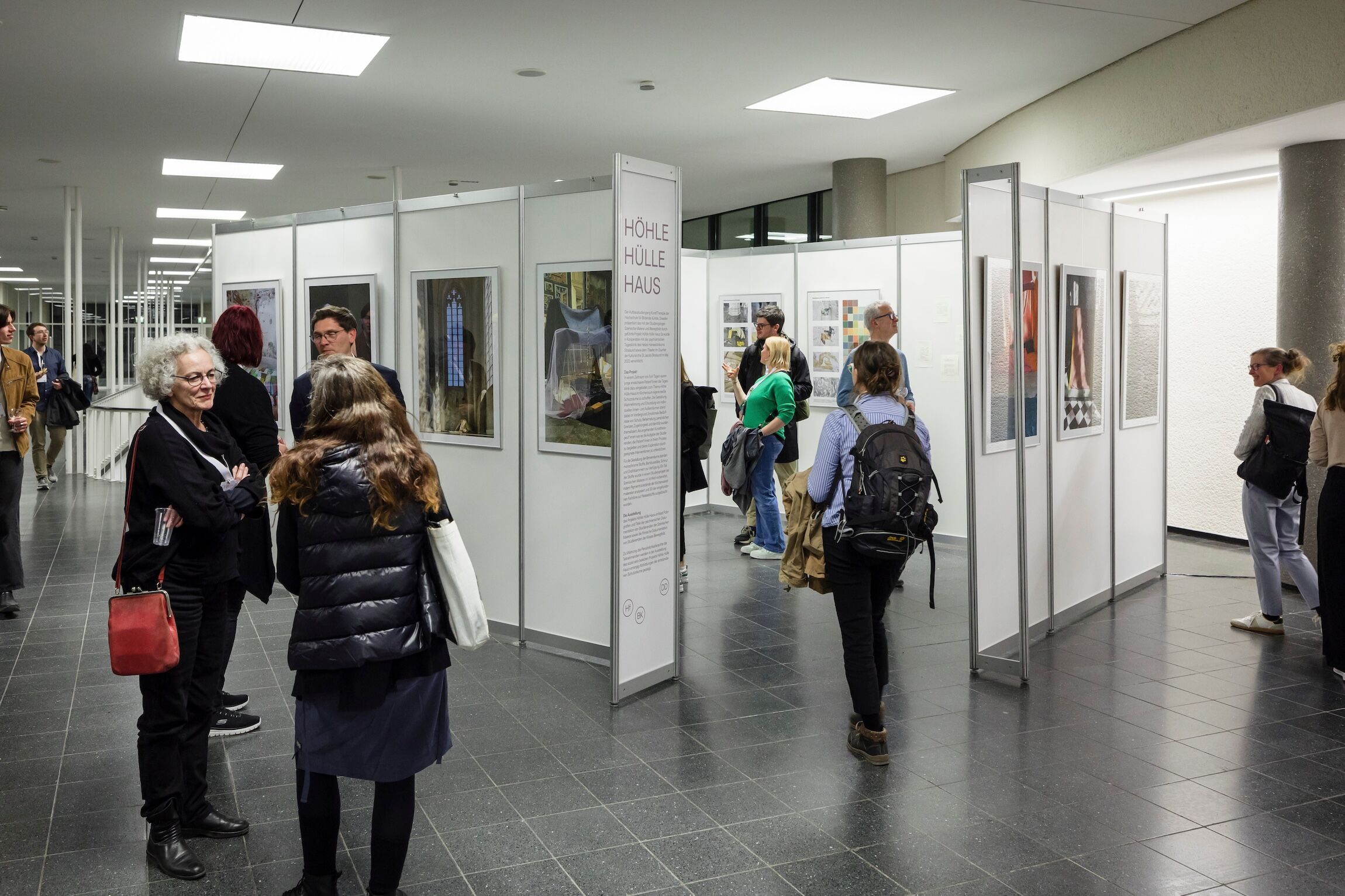 Messeausstellung mit Besucher:innen