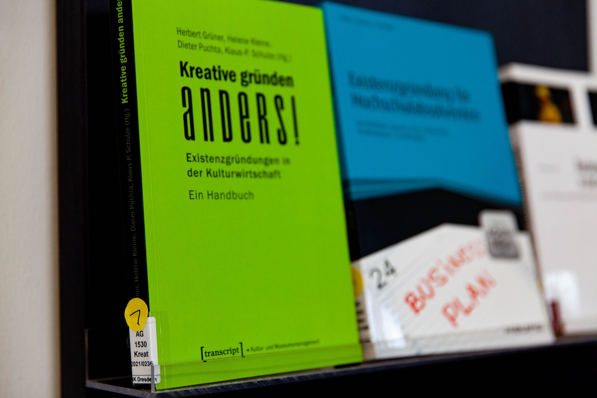 © HfBK Dresden | Niklas Strang Foto von Büchern über die Existenzgründung