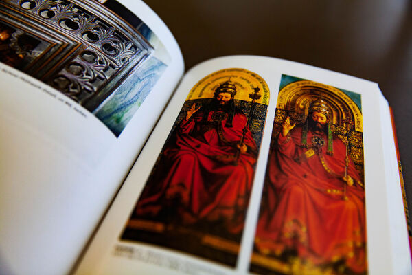 Picture shows the opened book "Untimely techniques : historical narratives of artistic techniques"