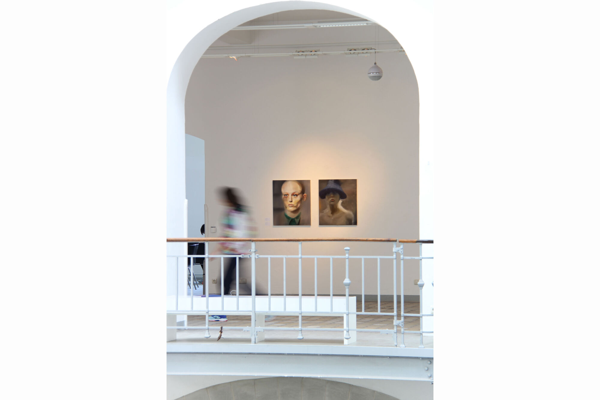 Ausstellung der Künstlergruppe 2K17. Zwei Bilder an der Wand. Eine Person im Raum.