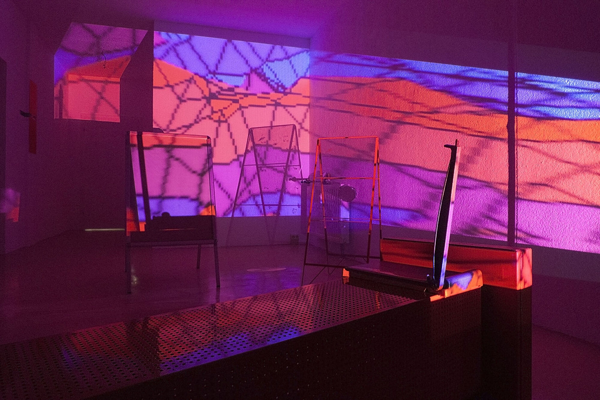 Installation in der Galerie EX14. Beleuchtung in verschiedenen Farben.
