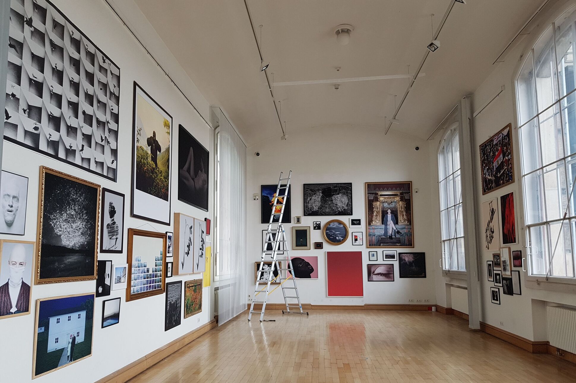 Ausstellungsansicht in der Galerie der Hochschule. Besonders enge Reihung von Gemälden auf der Wand. Petersburger Hängung.