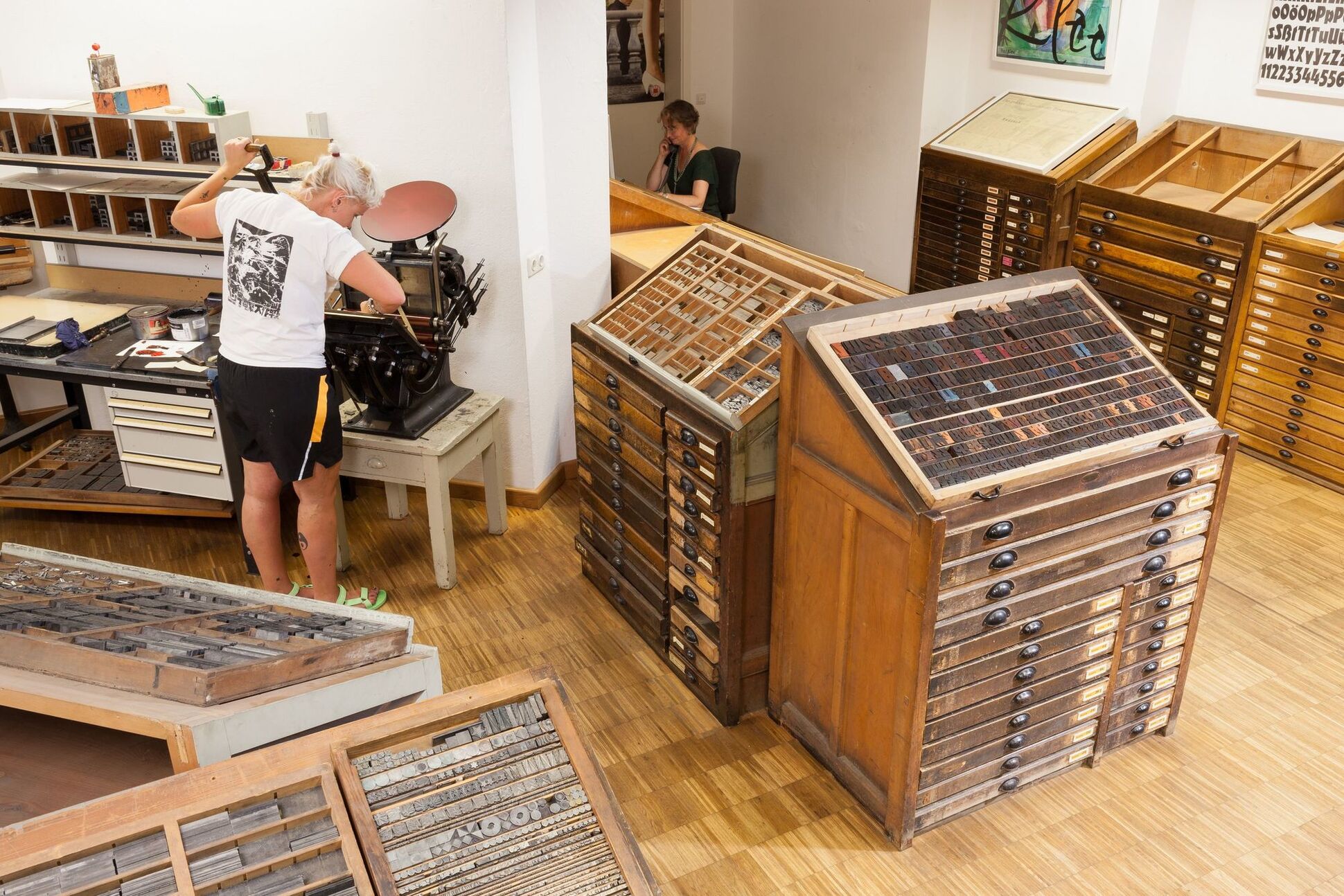 Werkstatt für Typografie. Werkzeuge für Typografie. Studentin beim Arbeiten.