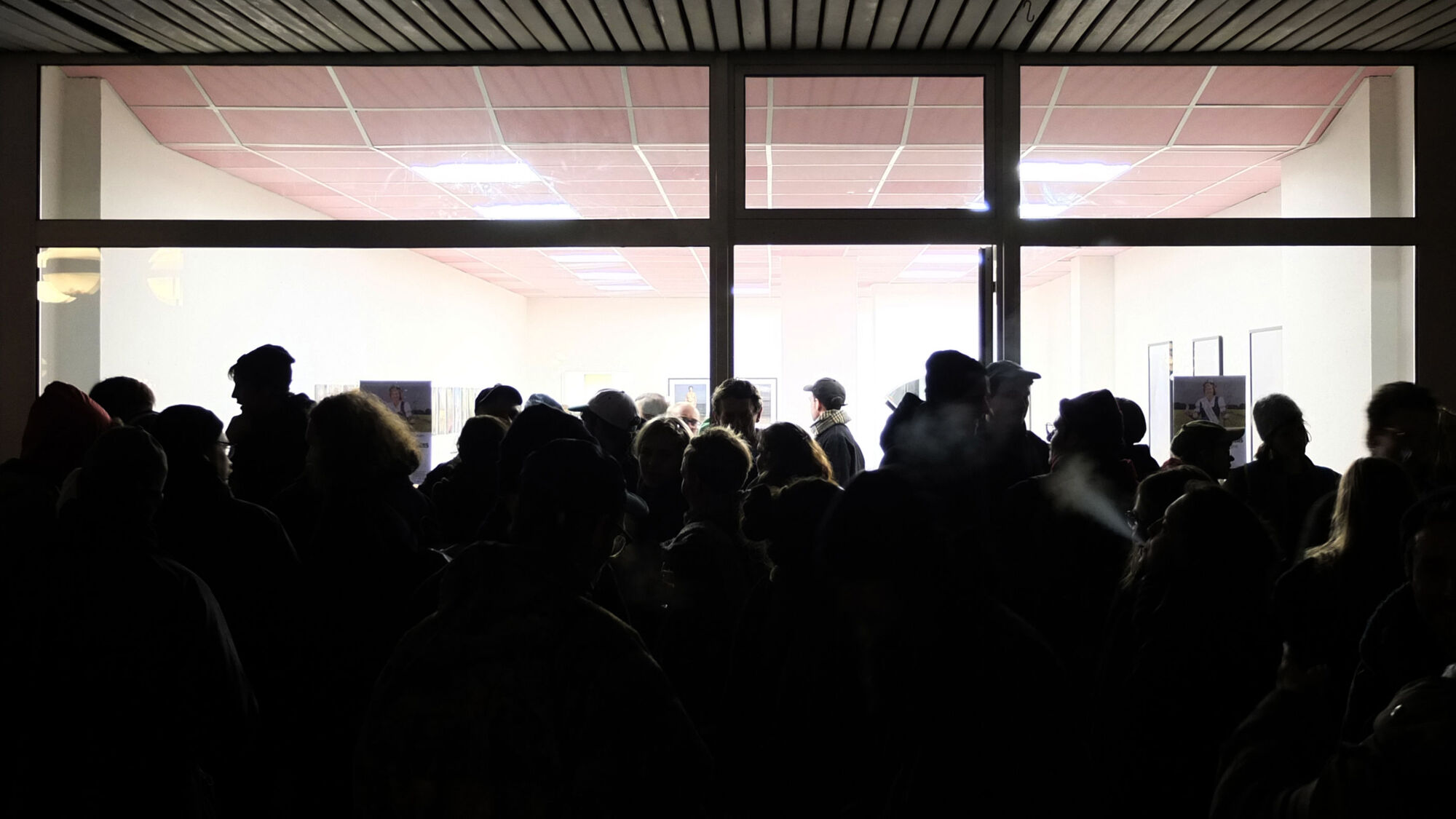 Menschen unterhalten sich vor der Galerie Stephanie Kelly.