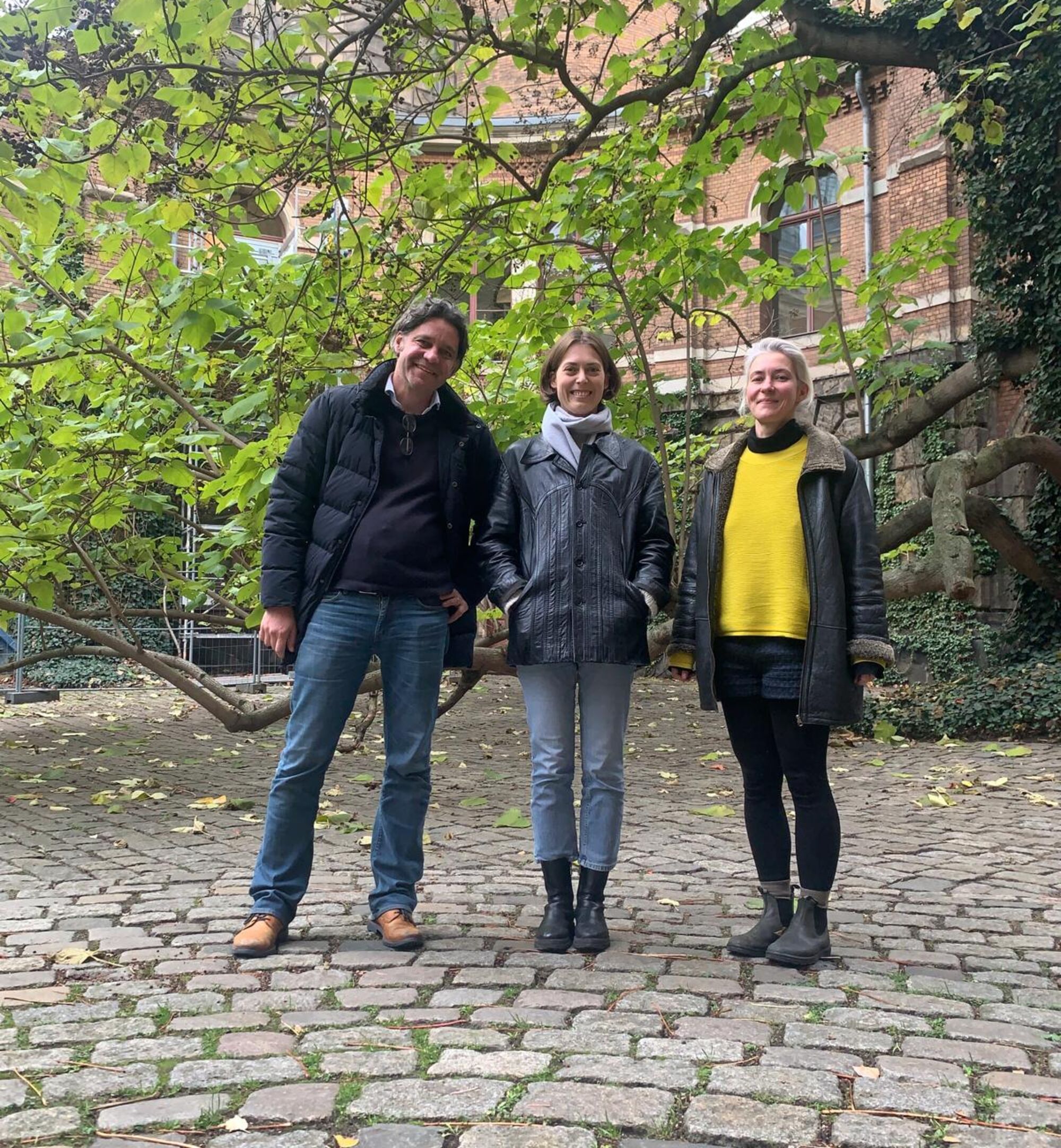 Drei Personen im Hof der HfBK 