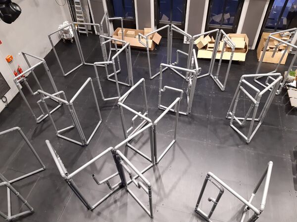 Foto des Labortheater mit Elementen des Bühnenbildes