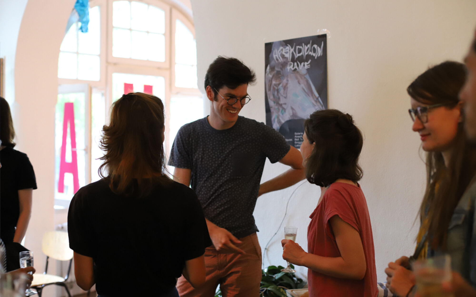 Menschen unterhalten sich in dem Café OHA.