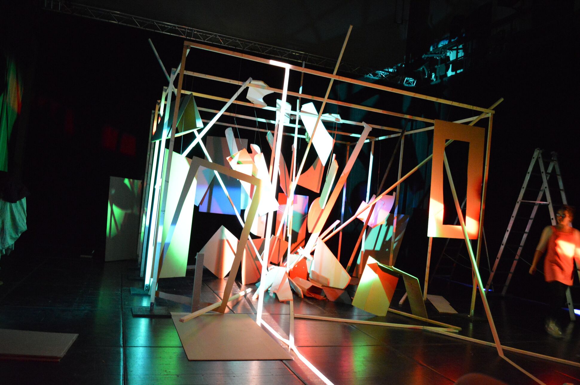Installation: verschiedene geometrische Objekte, farbiges Licht.