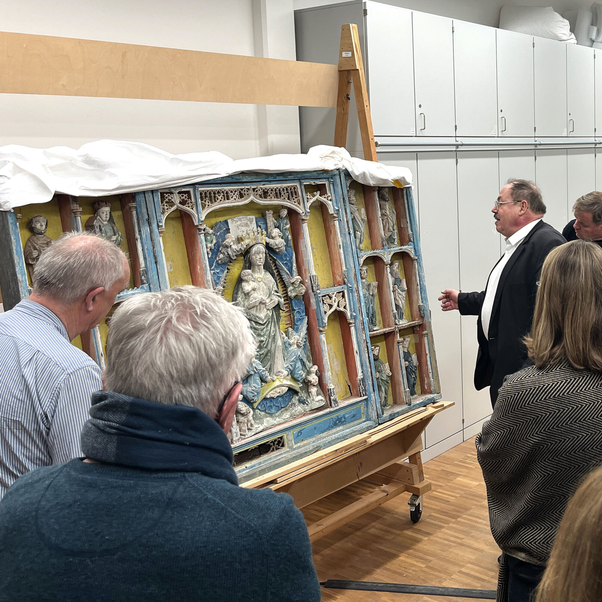 Religiöses Holzrelief in einer Restaurierungswerkstatt