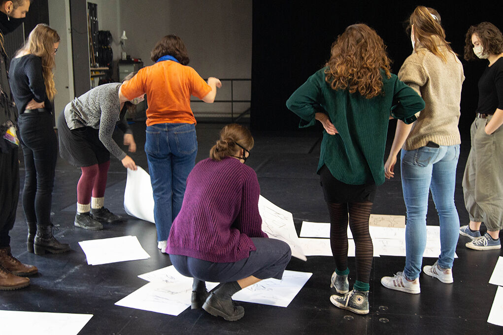 [Translate to English:] Studenen beim Kurs im Grundlagenstudium Theaterdesign