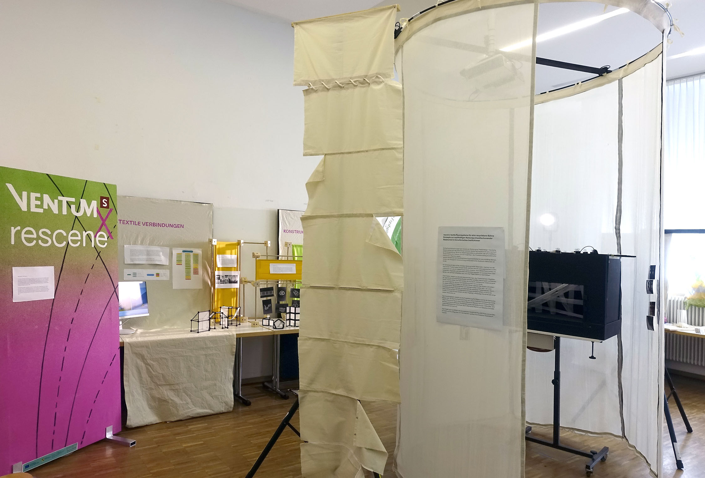 Ausstellungsraum mit Materialproben und Aufsteller