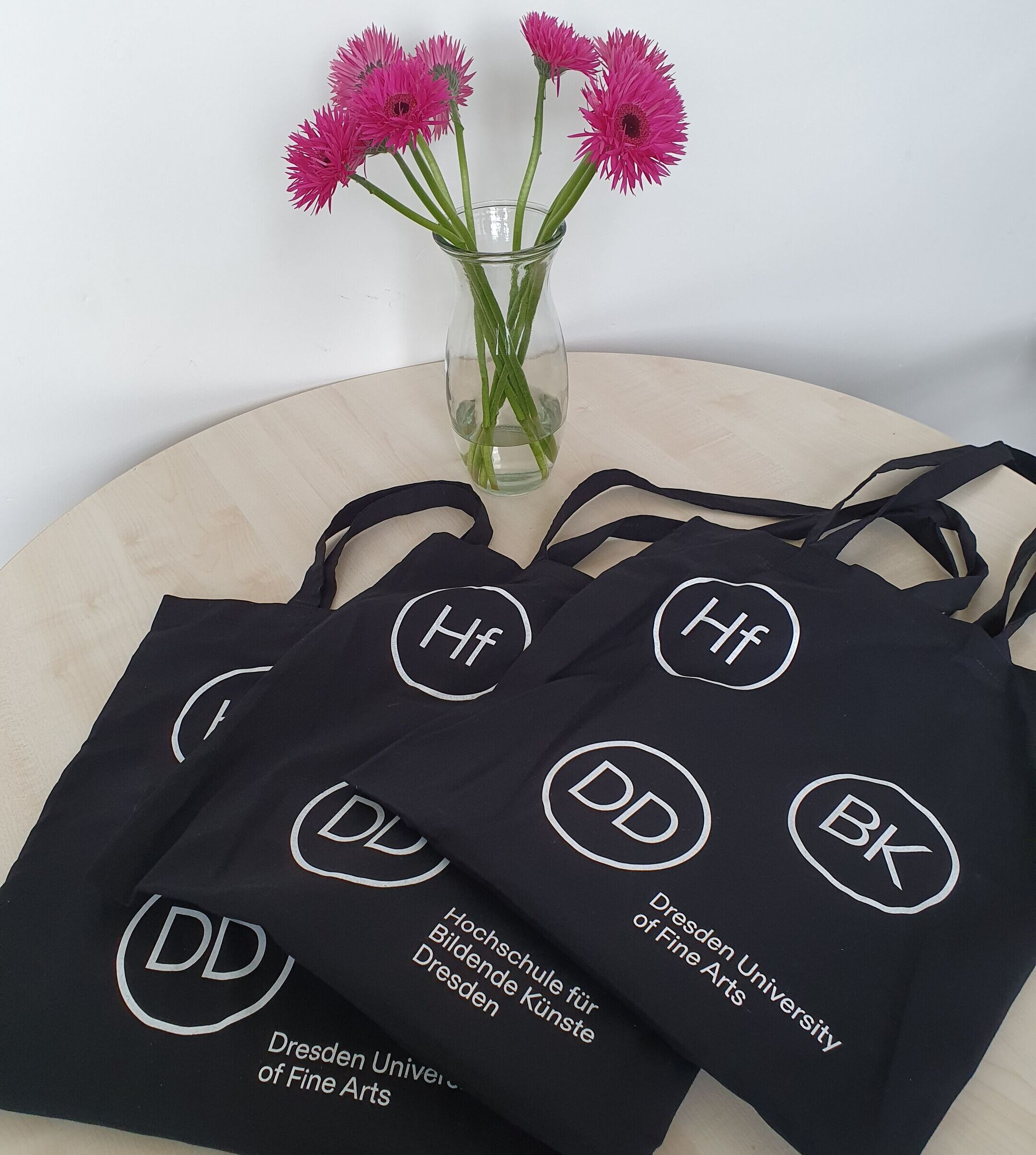 Foto mit Erstitaschen in schwarz mit Blumen