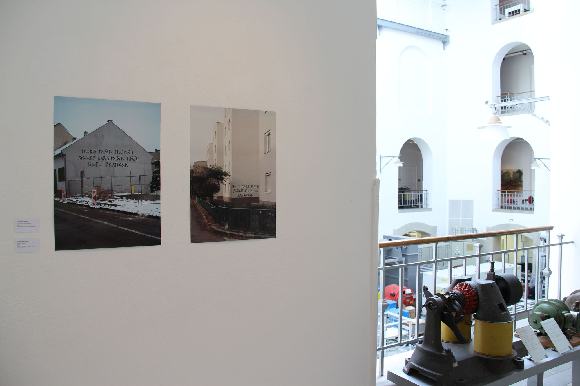 Ausstellung der Künstlergruppe 2K17. Zwei Bilder an der Wand.