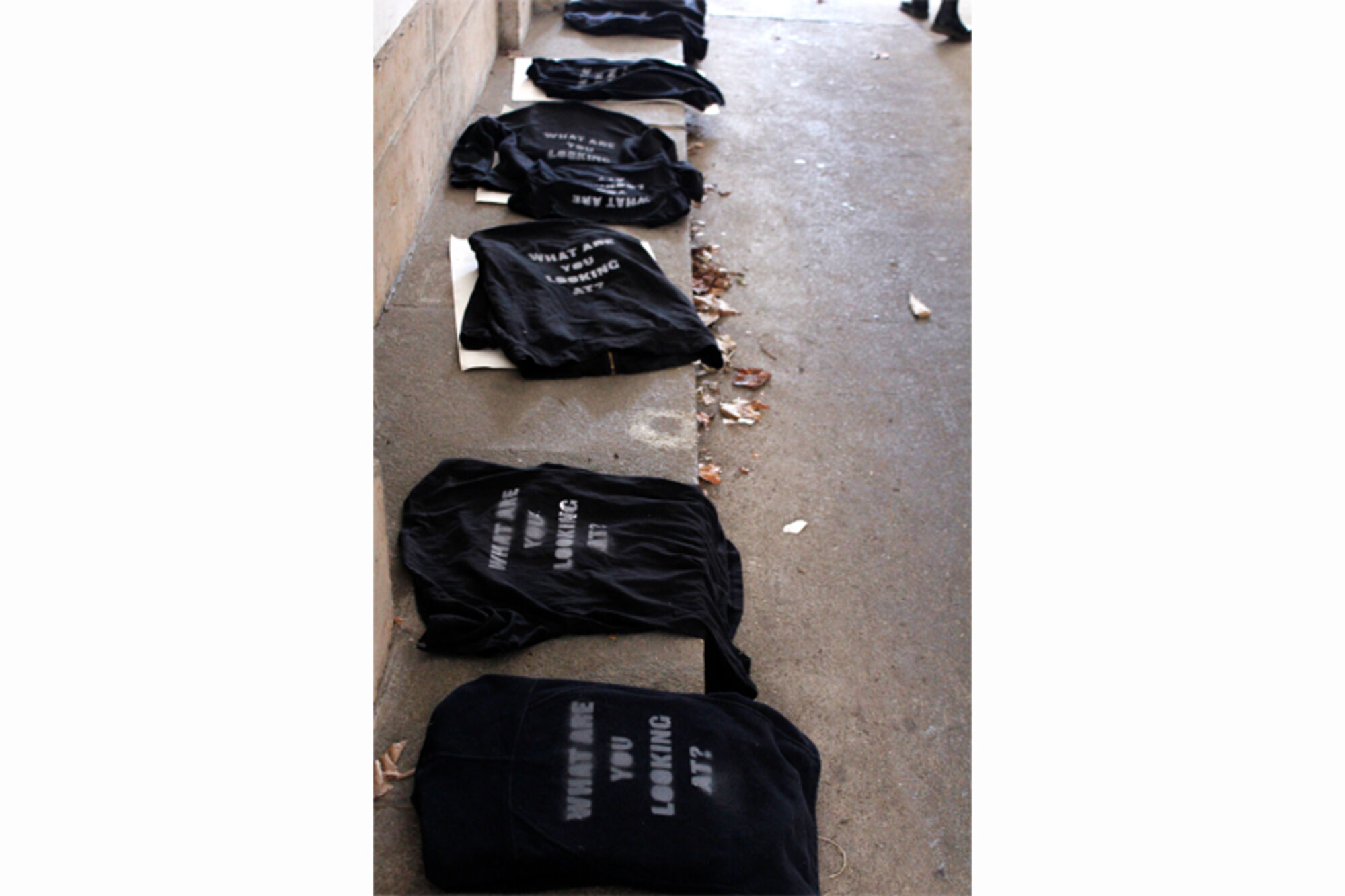 Schwarze T-Shirts mit dem Schrift „What are you looking at“?