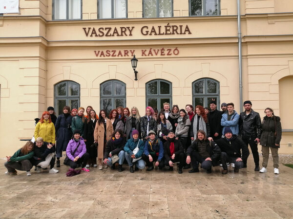 [Translate to Englisch:] Gruppenfoto der Studierenden vor der Vaszary Galéria