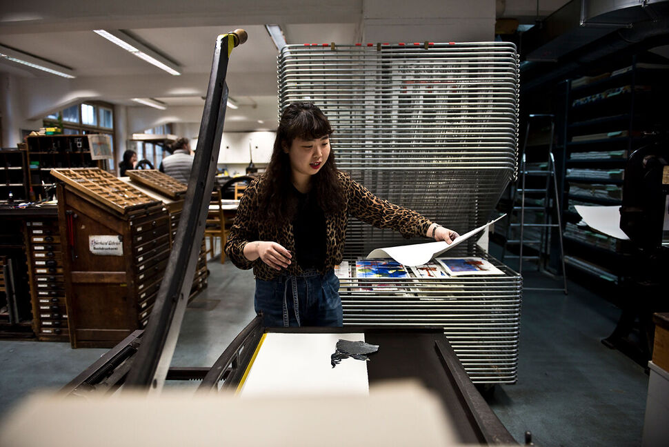Workshop mit Cornelia Renz zur Radierung Foto von Studentin an Druckerpresse