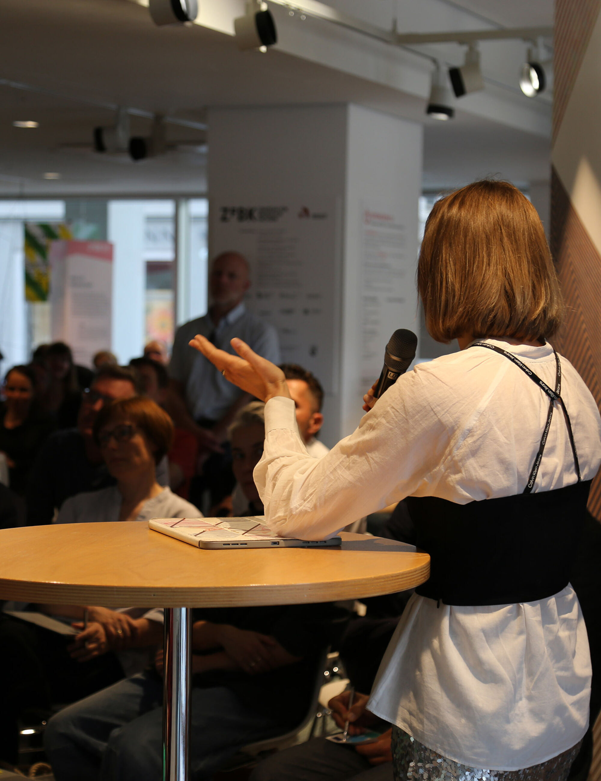 Menschen bei einer Panel Diskussion
