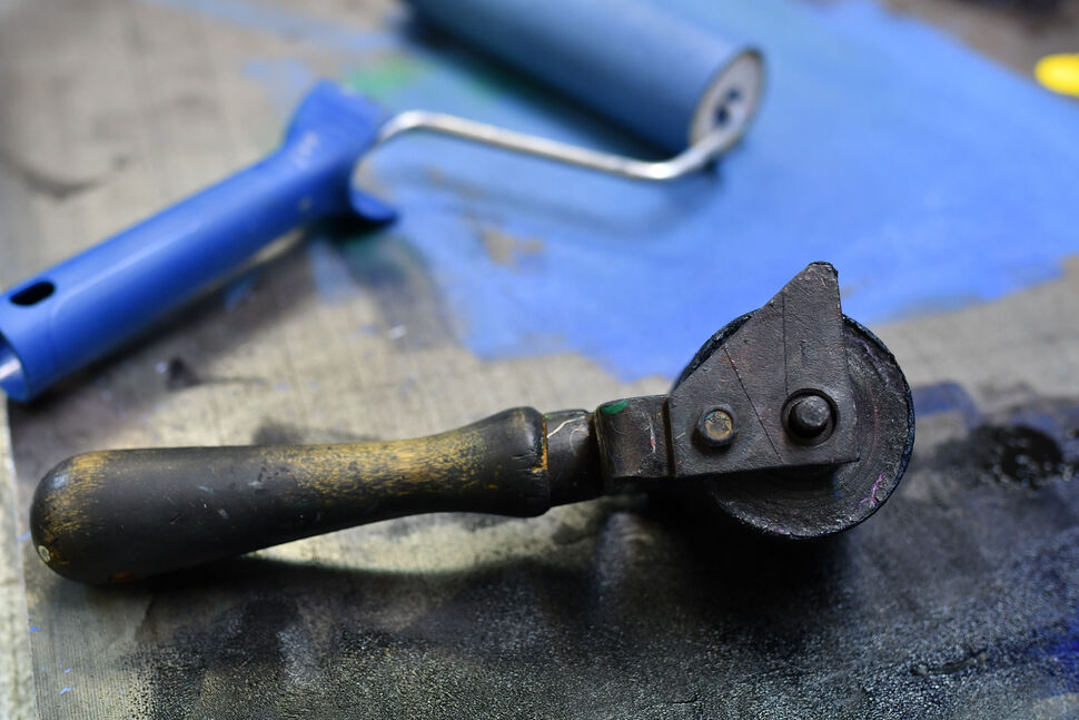 Workshop mit Jan Brokof - Holzschnitt und Blockdruck Detailansicht mit Farbrollen
