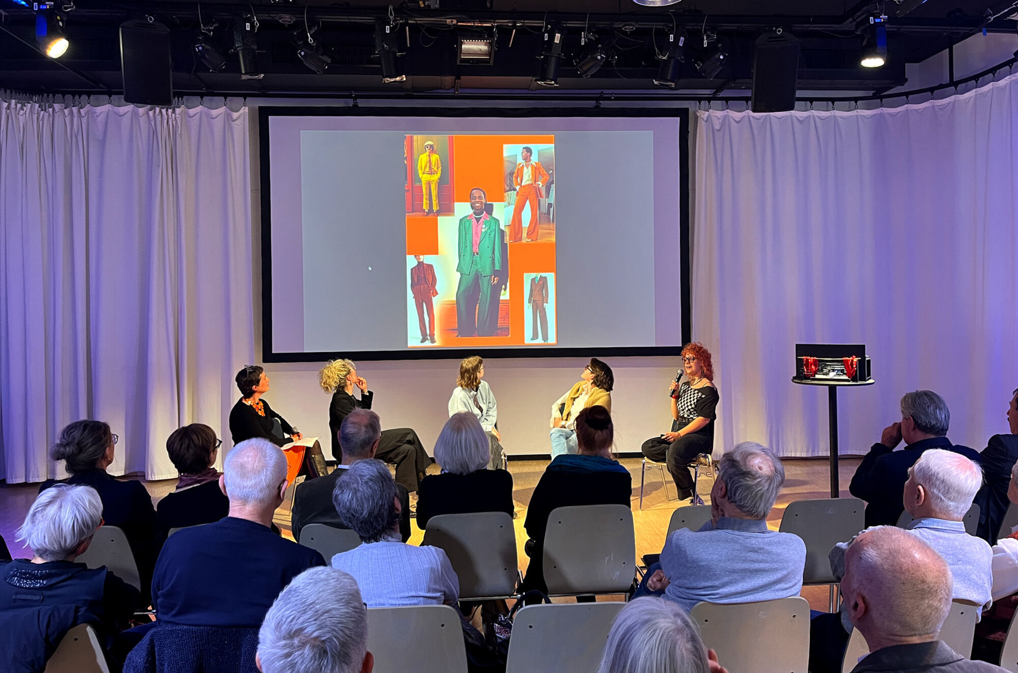 Konzeptionsprobe, Menschen präsentieren Kostümentwürfe und Kontexte