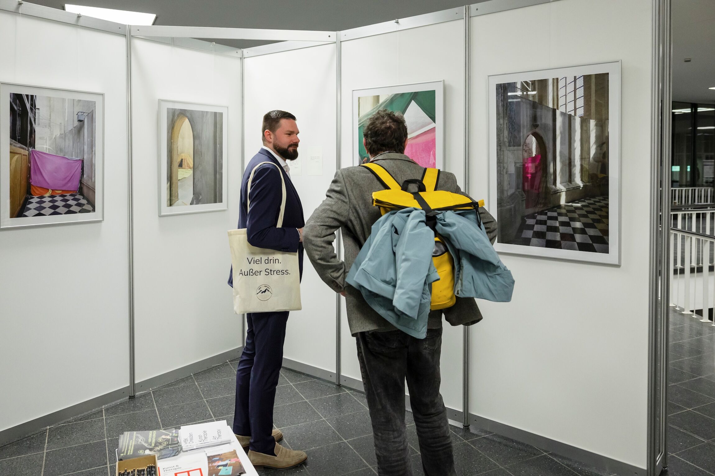 Messeausstellung mit Besucher:innen