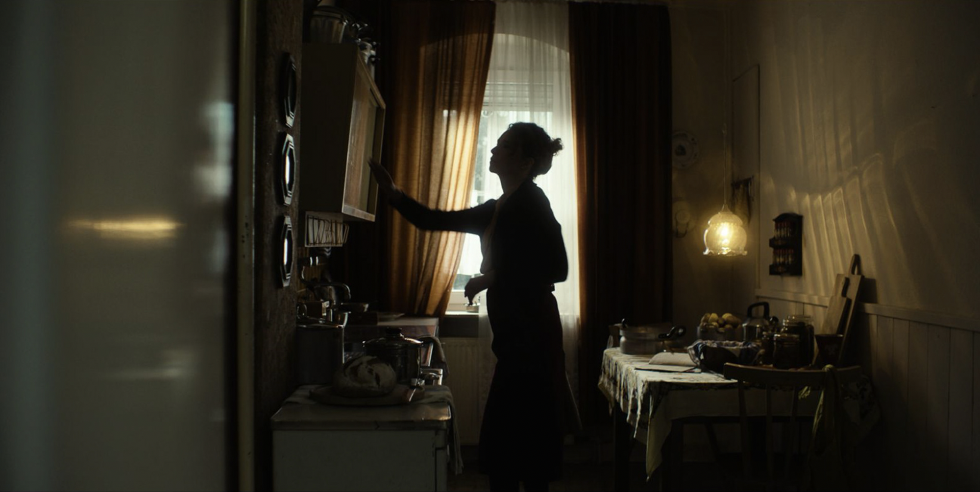 Silhouette vor Fenster