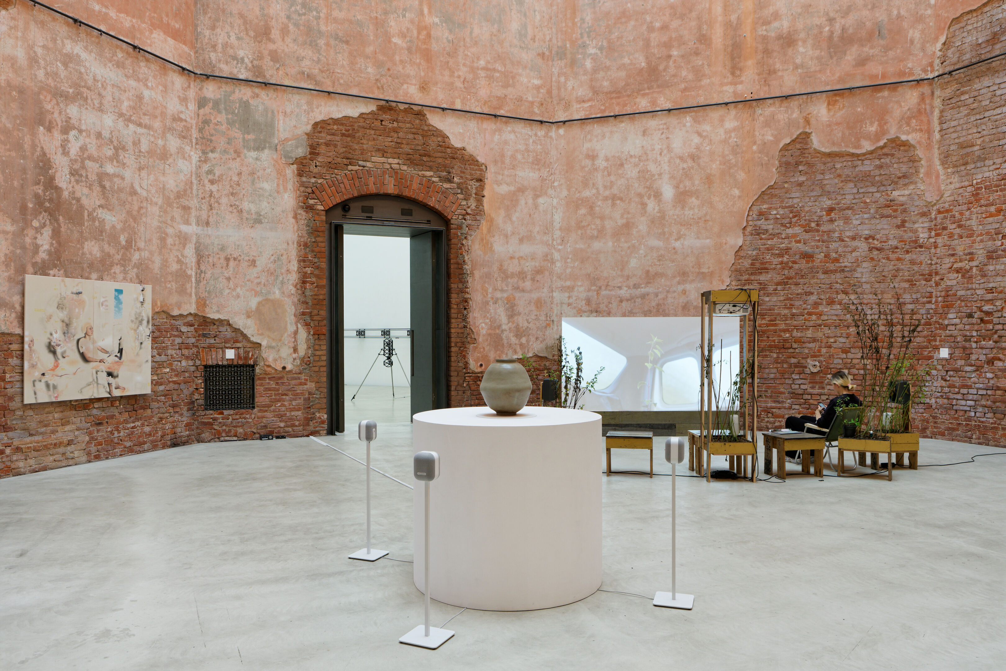 Ausstellungsansicht Diplome 2023, Oktogon mit der Arbeit Moon Jar Project von Yeonwoo Chang