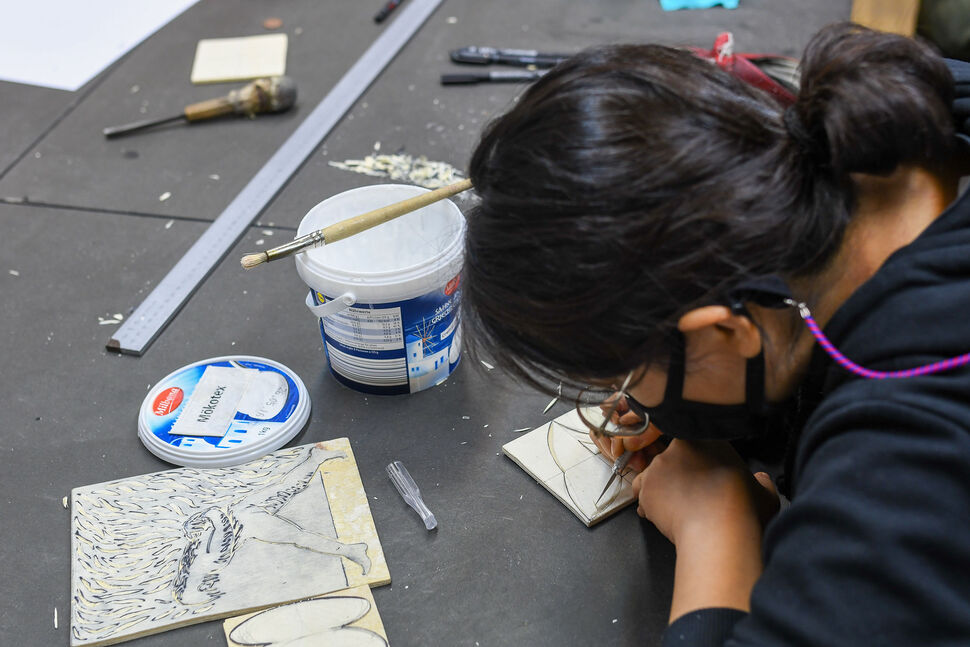 Workshop Holzschnitt und Blockdruck mit Jan Brokof Studentin bei Holzschnitt