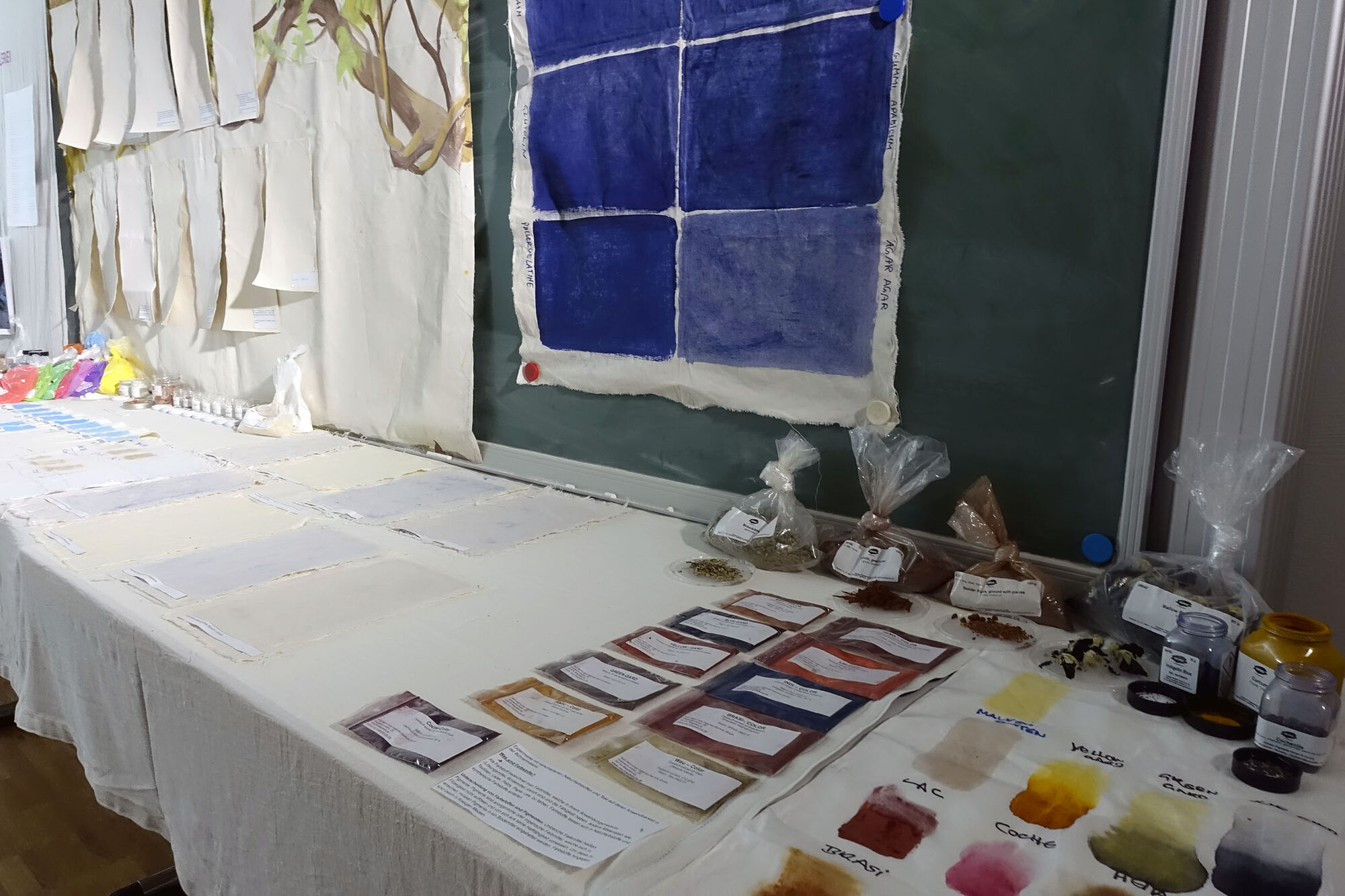 Farbproben auf einem Tisch.