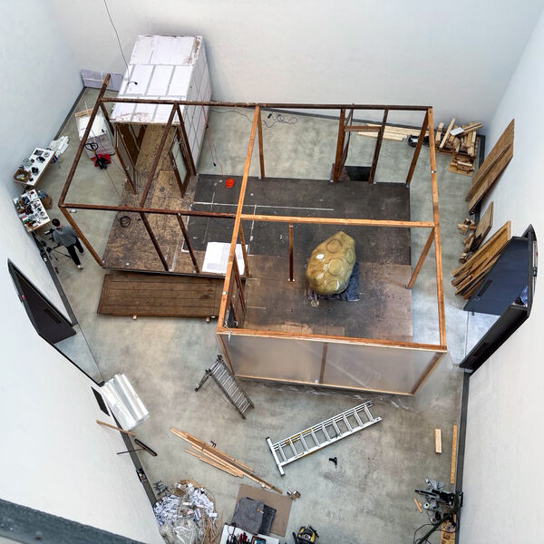 Ein Ausstellungsraum während des Aufbaus aus der Vogelperspektive