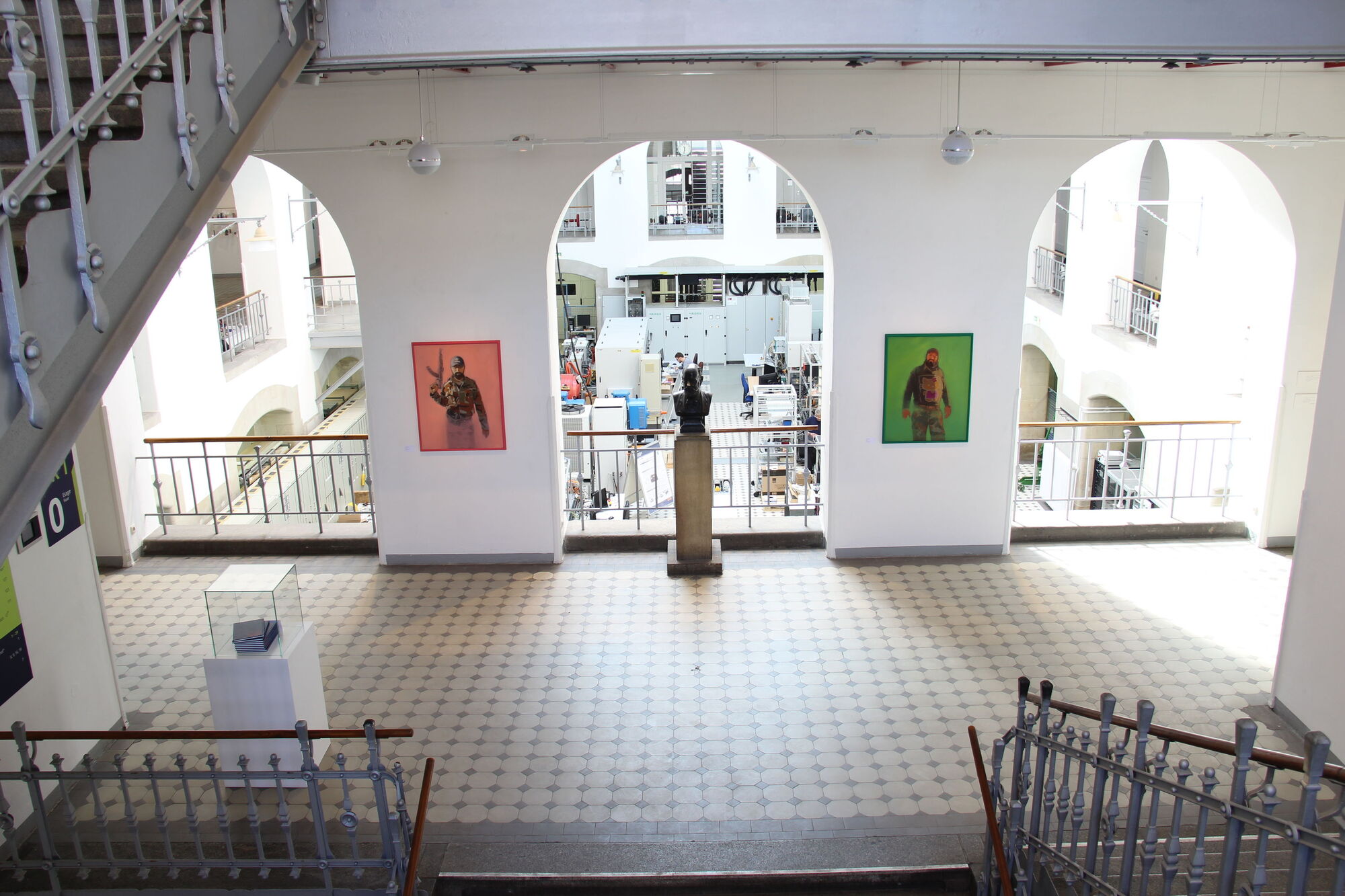 Ausstellung der Künstlergruppe 2K17. Zwei Bilder an der Wand. Eine Büste zwischen den Bildern.