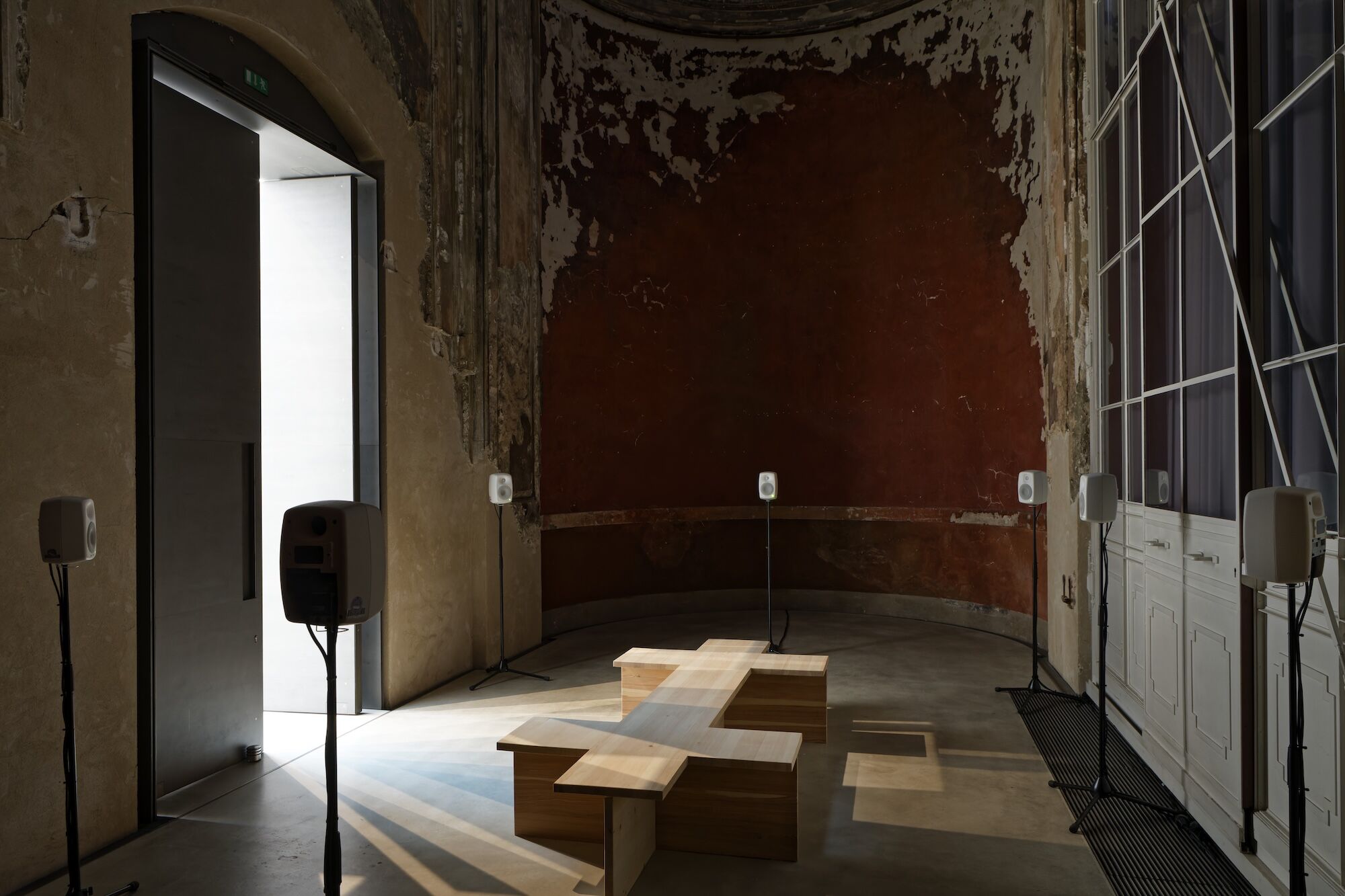Ausstellungsansicht, Soundinstallation, Lautsprecher auf Stativen