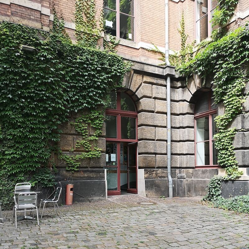 Hof zur Mensa Kopfsteinpflaster