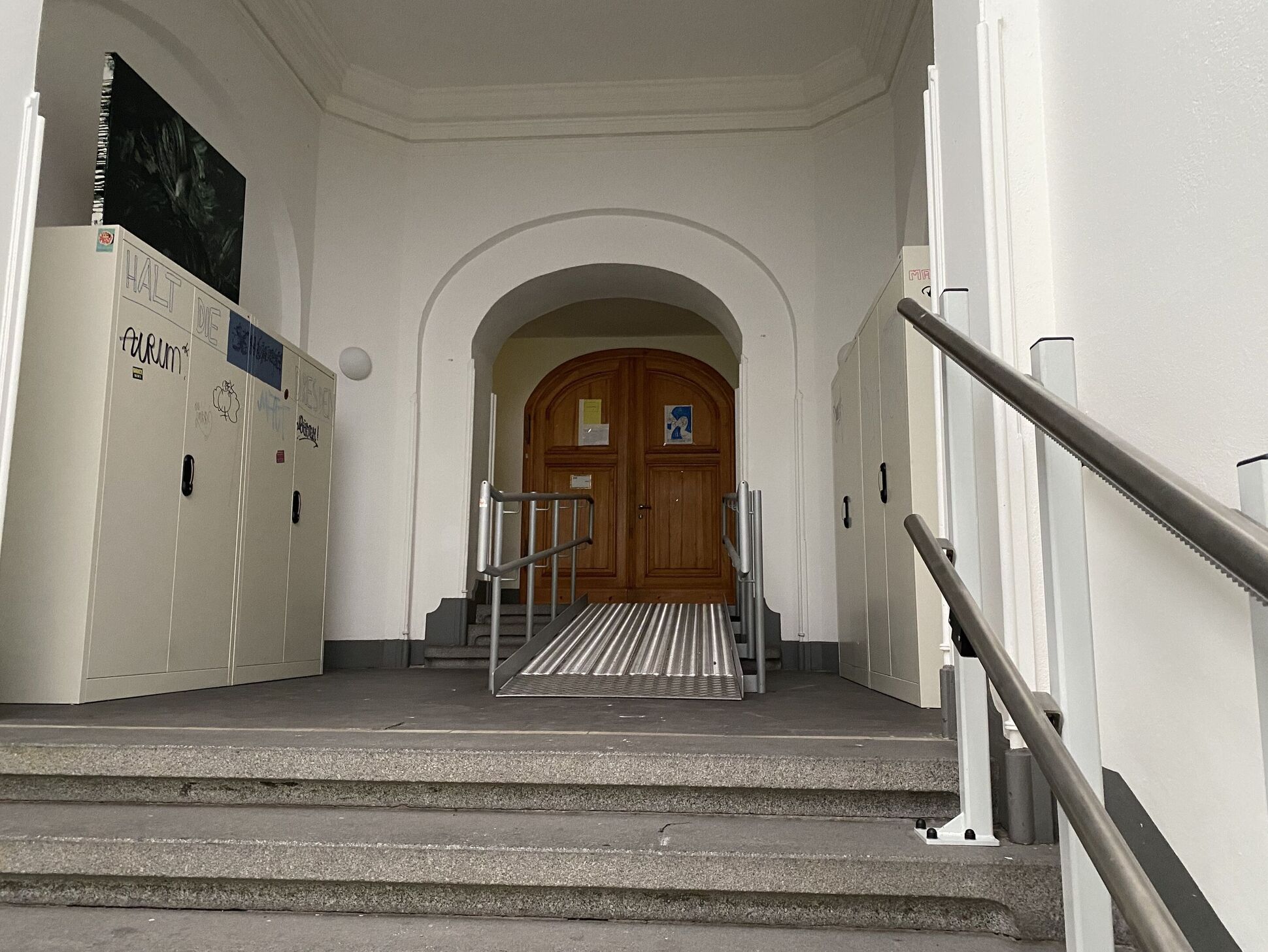 Aufgang zum Aktsaal, Behinderlift über Treppenstufen