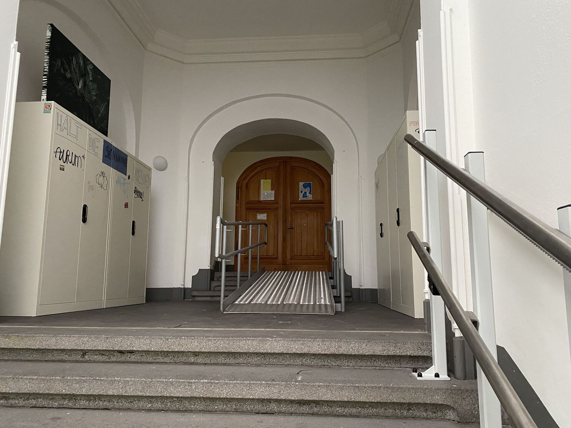 Aufgang zum Aktsaal, Behinderlift über Treppenstufen