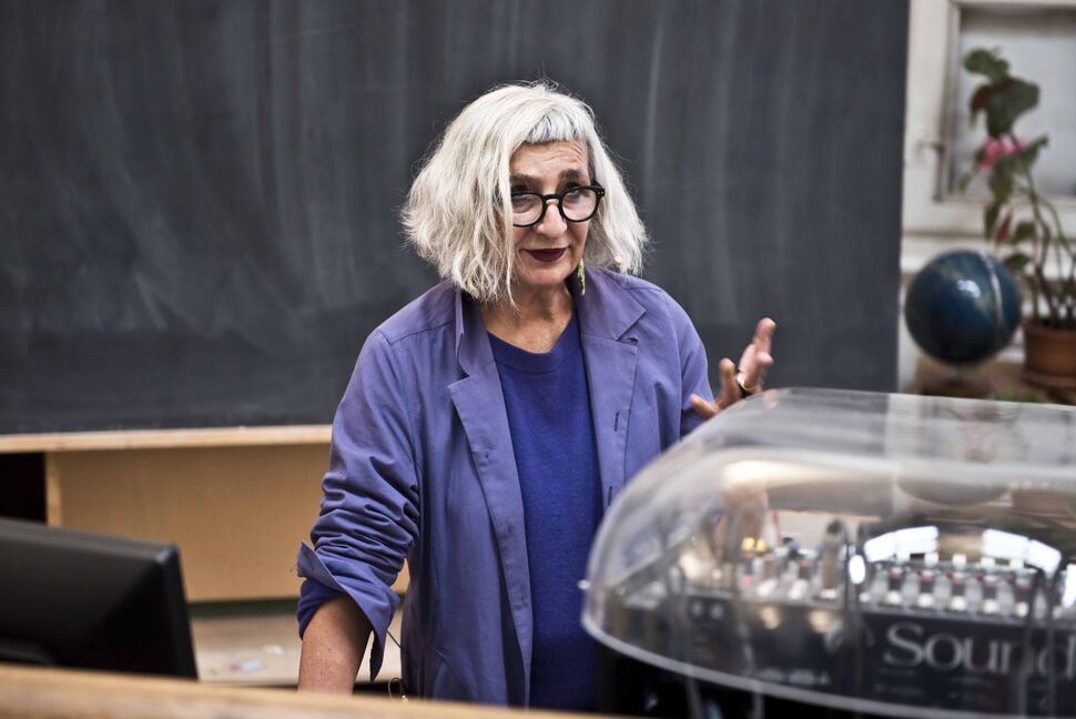 Lecture mit Adrienne Goehler zum Thema Kunst und Nachhaltigkeit Adrienne Goehler vor Tafel im Aktsaal