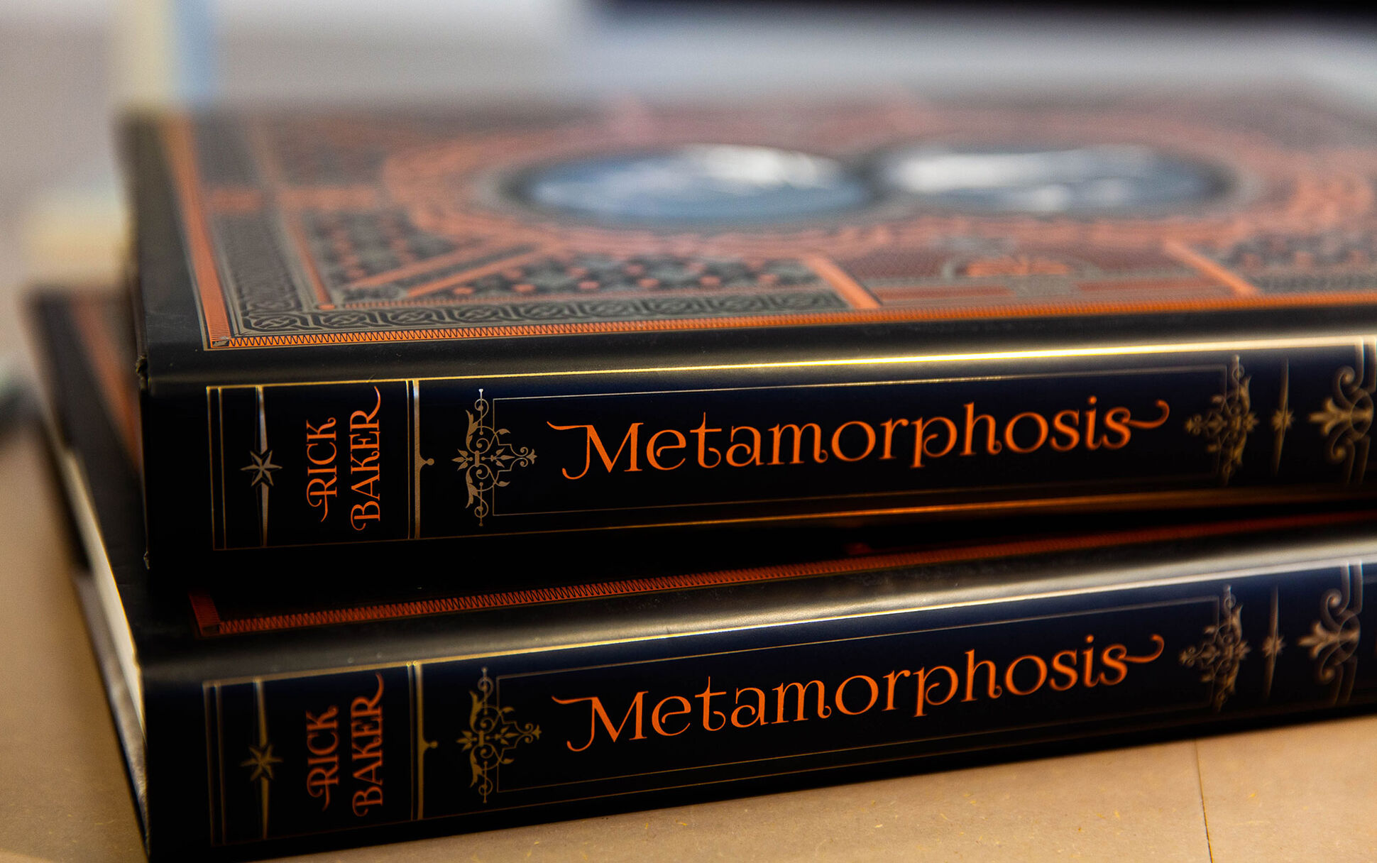Stapel von zwei Exemplaren "Metamorphosis"