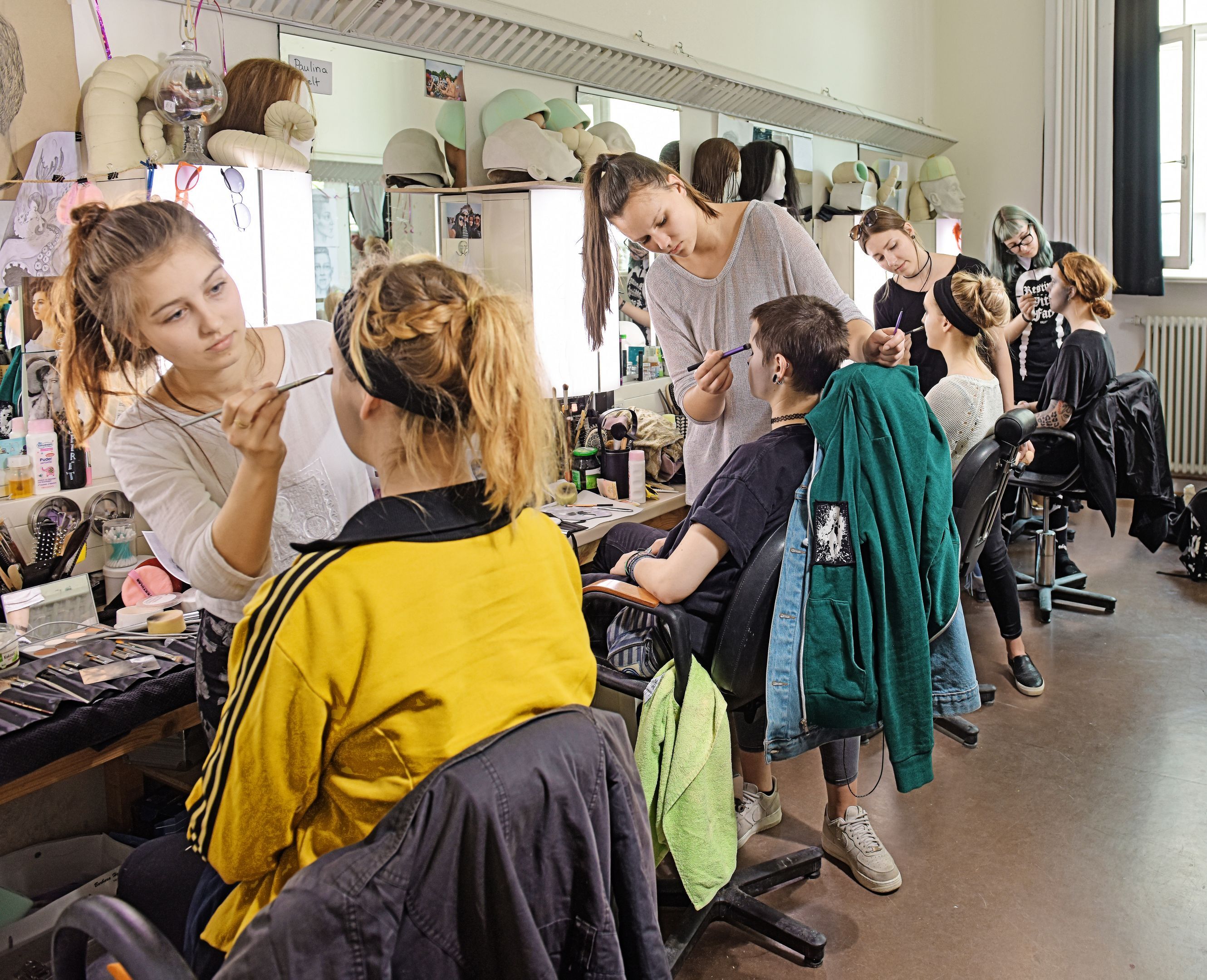 Studio des Studienganges Theaterausstattung. Studenten beim Schminken.