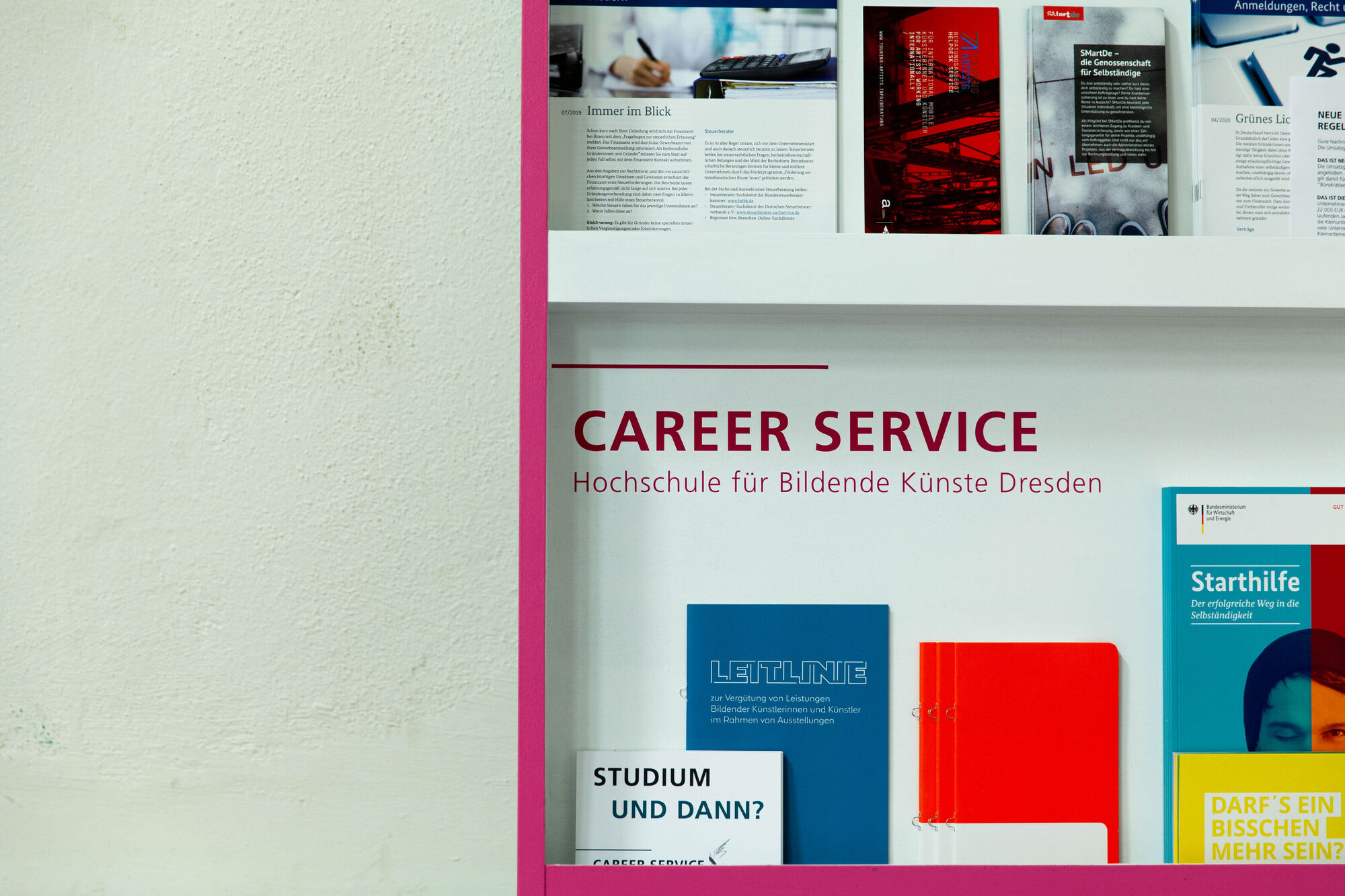 Eine Auslage mit Informationsmaterial